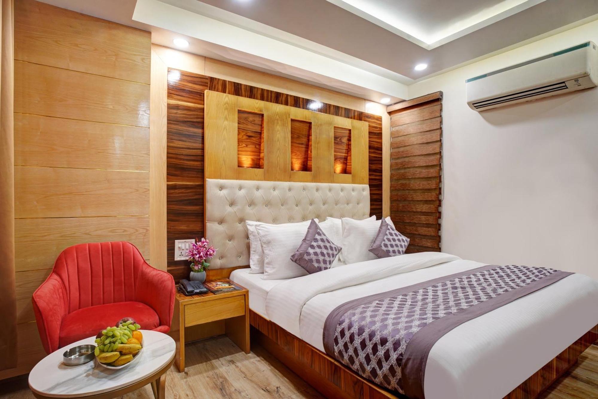 Just Renovated - Hotel Krishna Palace With Parking & Only 2 Mins Walk From Metro New Delhi Exterior photo